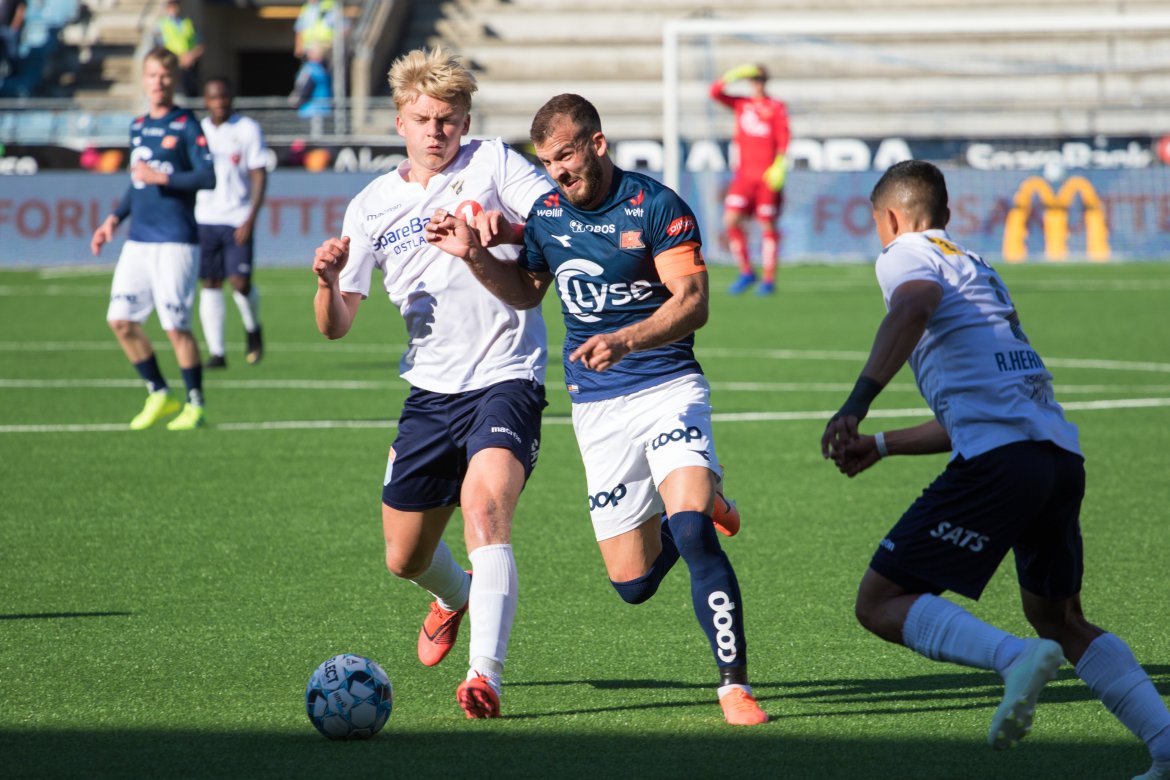 Viking - Stabæk, Zlatko Tripic i løpsduell med Stabæks Tobias Børkeeiet. Foto: Sander Selsvik Jacobsen