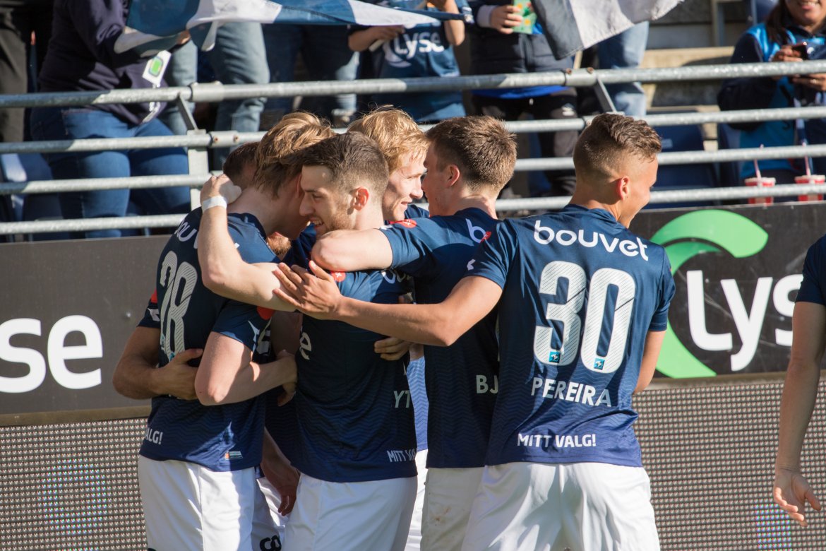 Viking - Stabæk, Kristian Thorstvedt gratuleres etter å ha sendt Viking i føringen. Foto: Sander Selsvik Jacobsen