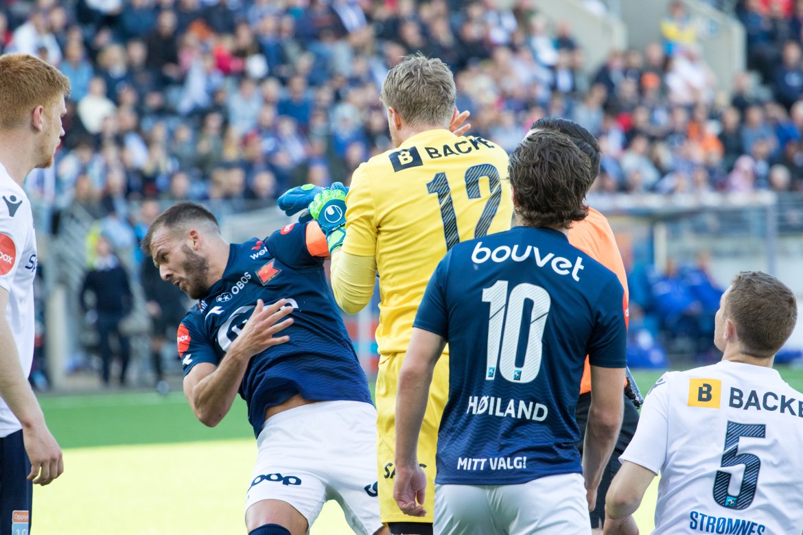 Viking - Stabæk, Stabæks keeper Marcus Sandberg dytter Zlatko Tripic overende. Foto: Sander Selsvik Jacobsen