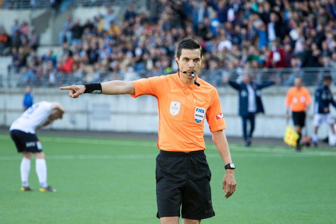 Viking - Stabæk, Dommer Tore Hansen dømmer straffe til Viking. Foto: Sander Selsvik Jacobsen