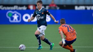 Viking - Aalesund. Markus Nakkim driver med ballen. Foto: Tore Fjermestad