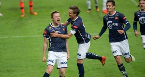 Viking - Sogndal. Rasmus Martinse, André Danielsen, Kristoffer Haugen og Julian Ryerson feirer 1-0 scoringen. Foto: Tore Fjermestad
