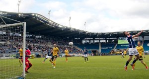 Viking - Lillestrøm. Tommy Høiland farlig frempå i 1. omgang. Foto: Tore Fjermestad
