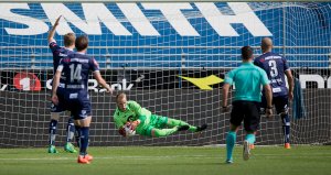 Viking - Sogndal. Amund Wichne snapper ballen. Foto: Tore Fjermestad