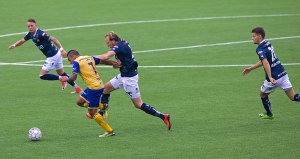 Viking - Jerv. Jervs Ulrik Berglann i ferd med å bli oppslukt av Rolf Vikstøl, Claes Kronberg og Ylldren Ibrahimaj. Foto: Tore Fjermestad