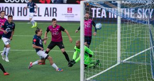 Viking - Vålerenga. Tommy Høiland utlikner til 1-1. Foto: Tore Fjermestad