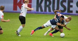 Viking - Sogndal. Samuel Adegbenro i kamp om ballen. Foto: Tore Fjermestad