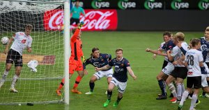 Viking - Sogndal. Rasmus Martinsen feirer 1-0 scoringen. Foto: Tore Fjermestad
