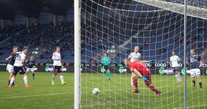 Viking - Strømsgodset. Strømsgodset-keeper følger ballen forbi målet. Foto: Tore Fjermestad