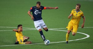 Viking - Haugesund. Zlatko Tripic mellom to Haugesund-forsvarere. Foto: Tore Fjermestad