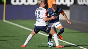 Viking - Stabæk. Zlatko Tripic i duell med Tobias Børekeeiet, som senere fikk rødt kort. Foto: Tore Fjermestad