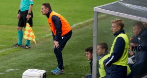 Viking - Haugesund. Ian Burchnall og Vikingbenken følger spent med. Foto: Tore Fjermestad