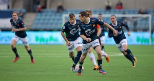 Viking - Åsane.  Alle mann i angrep; Tripic med ballen, Høiland foran, Ryerson og Thorstvedt følger på.