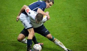 Viking - Stabæk. Tommy Høiland i brytekamp om ballen.  Foto: Tore Fjermestad