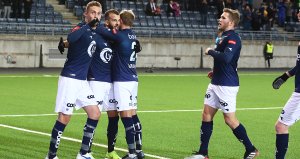 Viking - Lillestrøm. Tripic gratuleres for 3-0 scoringen. Foto: Tore Fjermestad