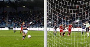 Viking - Brann. Tommy Høiland scorer på straffe og utligner til 1-1. Foto: Tore Fjermestad