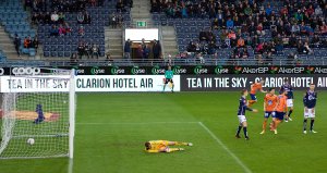 Viking - Aalesund.  Iven Austbø og Viking må se Aalesund øker til 2-1. Foto: Tore Fjermestad
