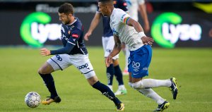 Viking - Molde. Zymer Bytyqi passerer Moldes Lunan Gabrielsen.  Foto: Tore Fjermestad