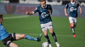 Viking - Sandnes Ulf. Fredrik Torsteinbø kontrollerer ballen.