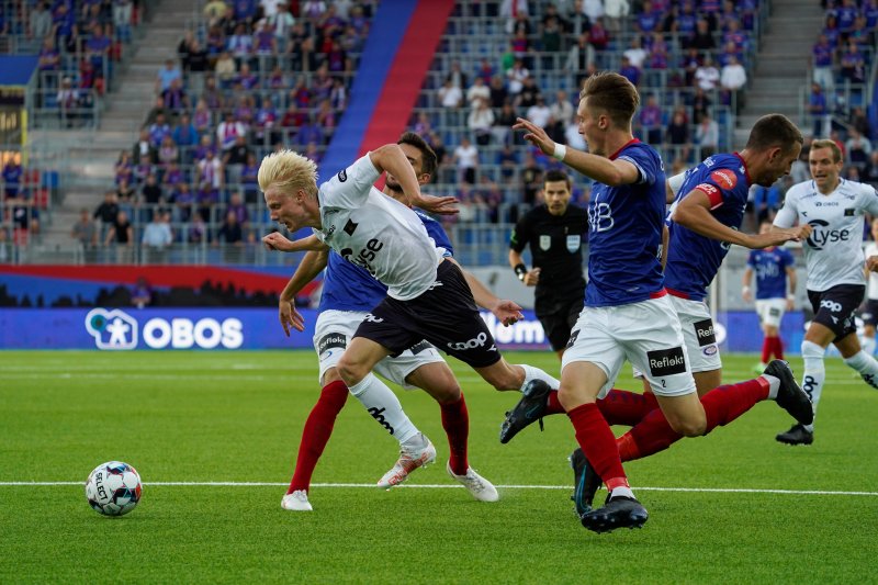 Harald Nilsen Tangen fikk fotballens svar på Amanda-prisen, gult kort, for skuespill da han ble felt i Vålerengas boks. Men burde nok fått straffe, ja. Foto: Ali Zare / NTB