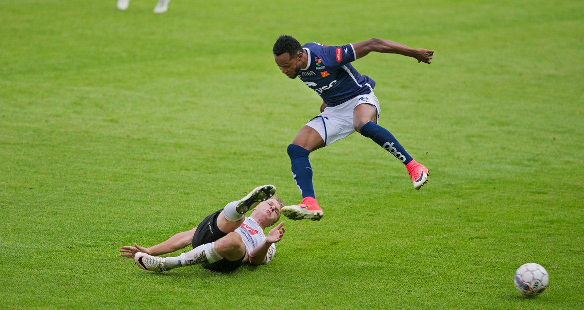 Viking - Sogndal. Samuel Adegbenro i kamp om ballen. Foto: Tore Fjermestad