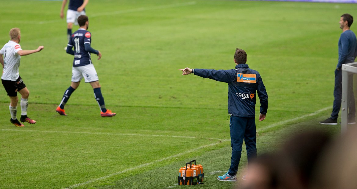 Viking - Sogndal. Ian Burchnall dirigerer. Foto: Tore Fjermestad