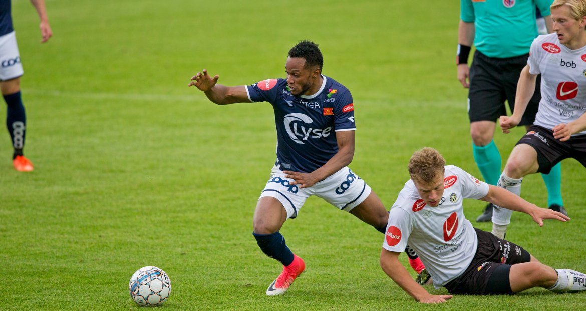 Viking - Sogndal. Samuel Adegbenro i kamp om ballen. Foto: Tore Fjermestad