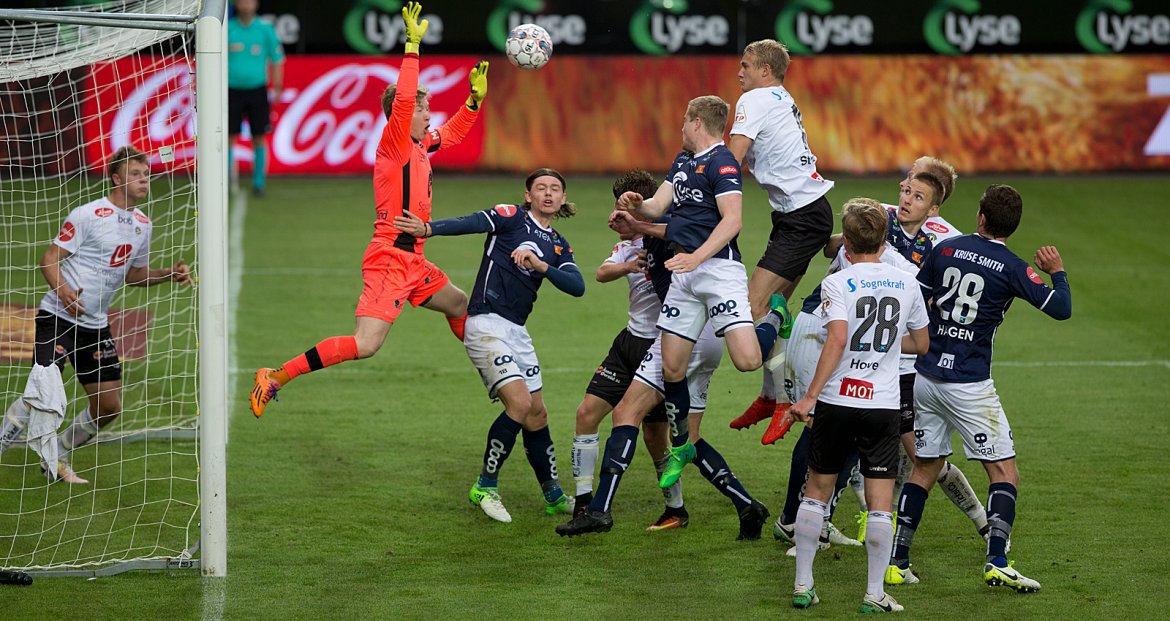 Viking - Sogndal. Rasmus Martinsen header inn 1-0 scoringen. Foto: Tore Fjermestad

