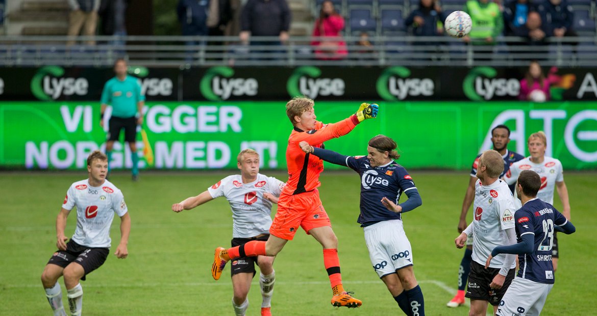 Viking - Sogndal. Julian Ryerson kjemper i feltet.  Foto: Tore Fjermestad