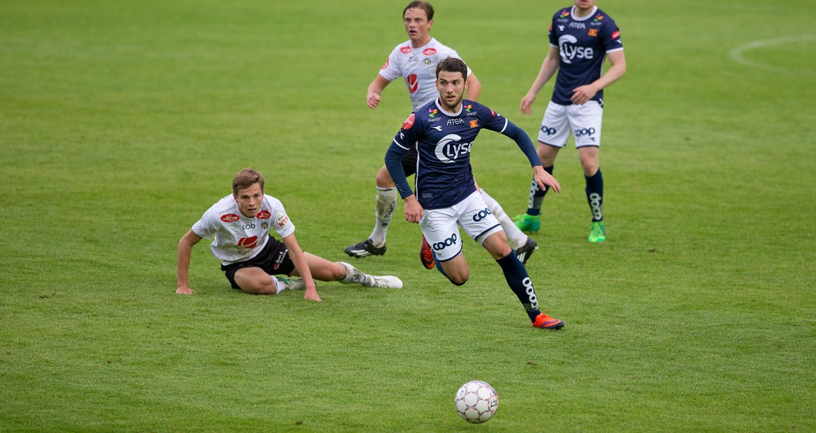 Viking - Sogndal. Zymer Bytyqi fosser forbi Sogndal-forsvaret. Foto: Tore Fjermestad