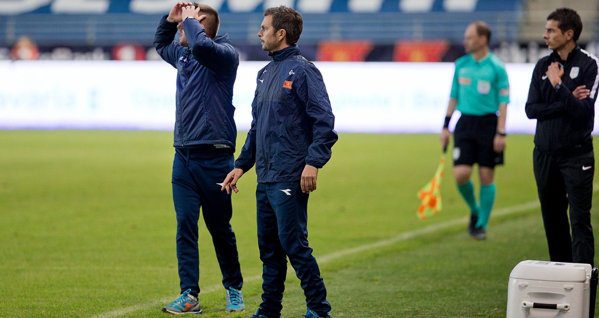 Viking - Molde. Ian Burchnall og Bjarte L. Aarsheim følger spent på sidelinjen.  Foto: Tore Fjermestad