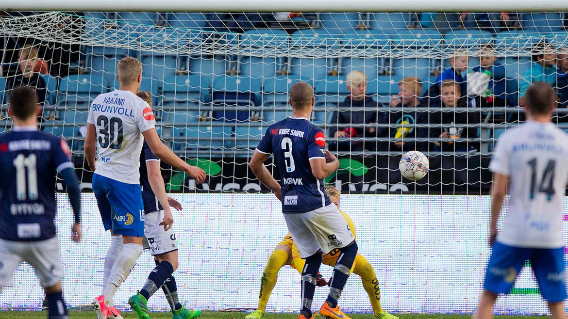 Viking - Molde. Amund Wichne klar til å snappe ballen.  Foto: Tore Fjermestad