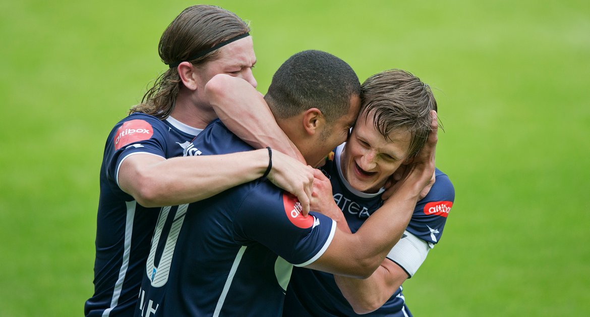 Viking - Kristiansund. Kwesi Appiah har scoret 1-0 målet på straffe og feirer med André Danielsen.  Foto: Tore Fjermestad