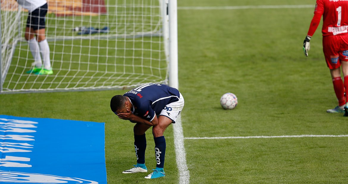 Viking - Kristiansund.  Kwesi Appiah fortviler over brent mulighet. Foto: Tore Fjermestad