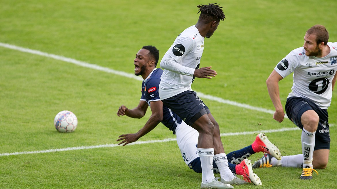 Viking - Kristiansund. Samuel Adegbenro blir felt av Kristiansund-forsvaret.  Foto: Tore Fjermestad