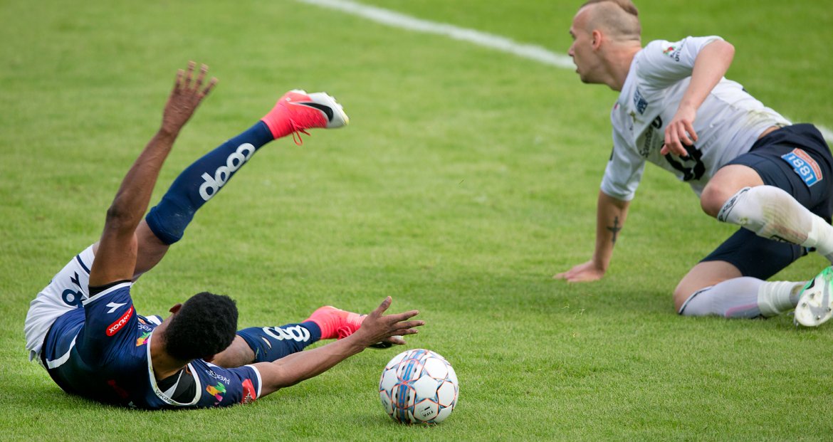 Viking - Kristiansund. Samuel Adegbenro blir felt og Viking får straffe. Foto: Tore Fjermestad