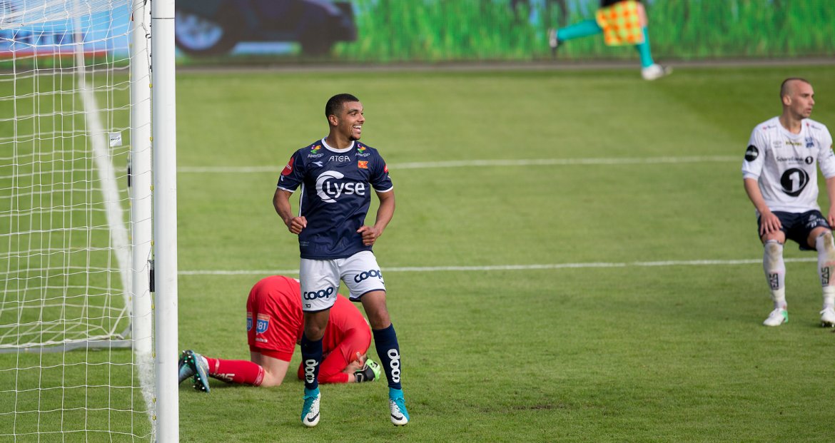 Viking - Kristiansund. Kwesi Appiah gliser av overtidsscorinen til Patrick Pedersen, Kristiansund-keeper fortviler.  Foto: Tore Fjermestad