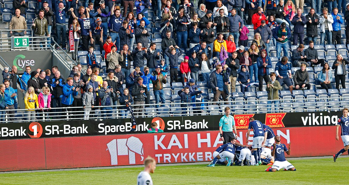 Viking - Kristiansund. Feiring av 2-1 scoringen. Foto: Tore Fjermestad