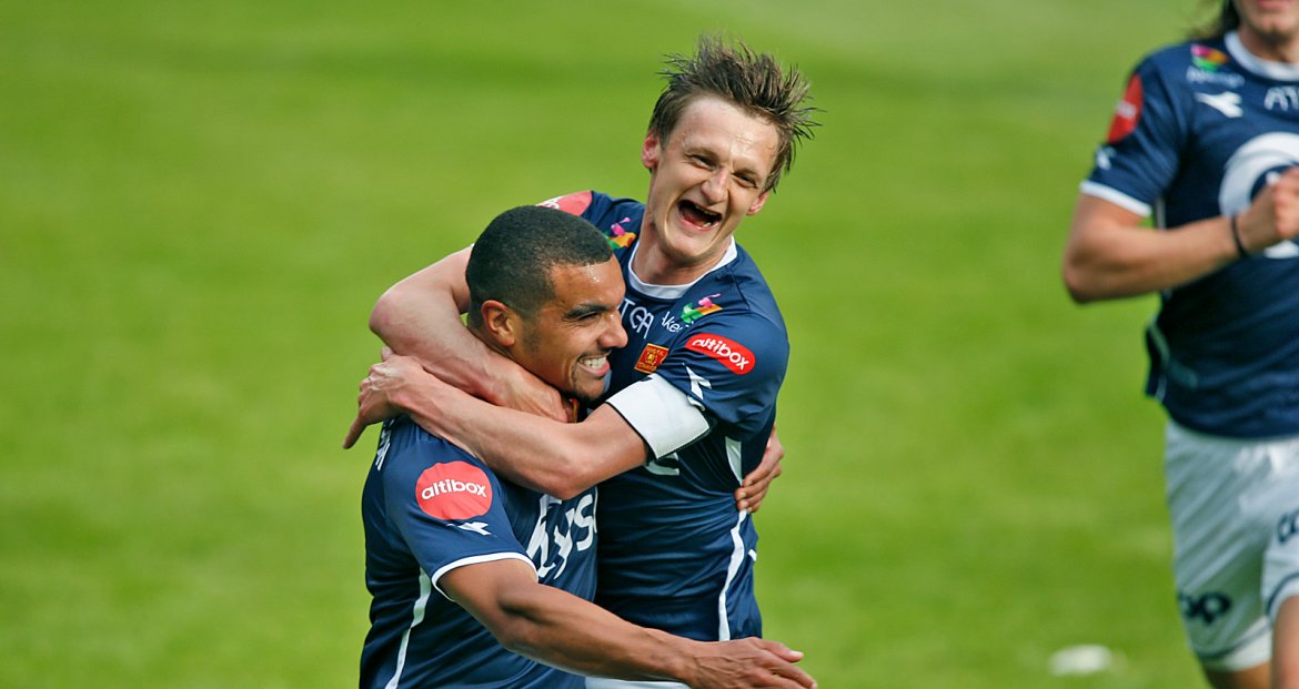 Viking - Kristiansund. Kwesi Appiah har scoret 1-0 målet på straffe og feirer med André Danielsen.  Foto: Tore Fjermestad