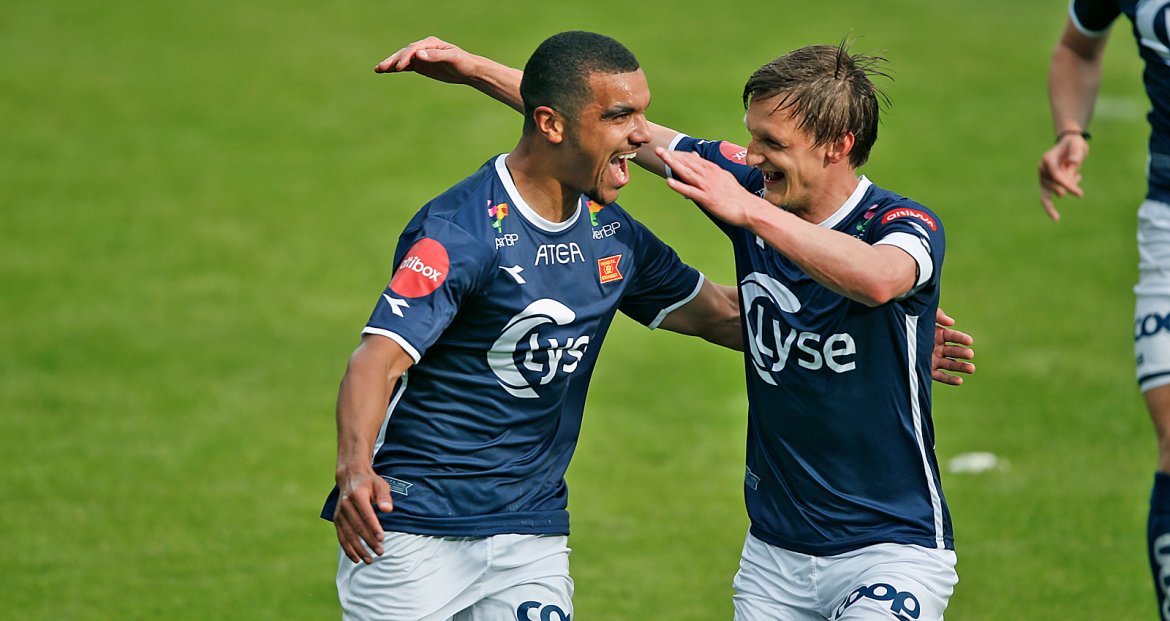 Viking - Kristiansund. Kwesi Appiah har scoret 1-0 målet på straffe og feirer med André Danielsen.  Foto: Tore Fjermestad