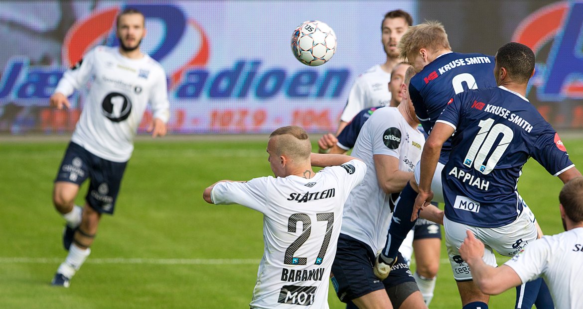 Viking - Kristiansund. Patrick Pedersen header inn 2-1 scoringen.  Foto: Tore Fjermestad