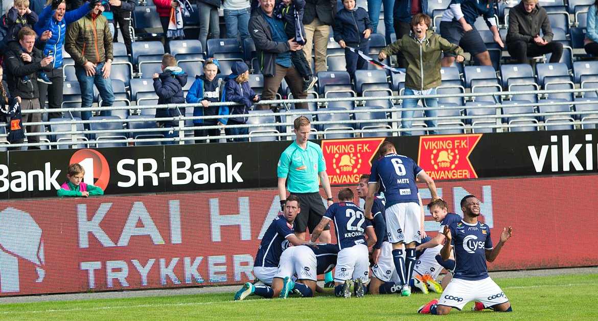 Viking - Kristiansund. Samuel Adegbenro og resten av Viking feirer 2-1 scoringen.  Foto: Tore Fjermestad