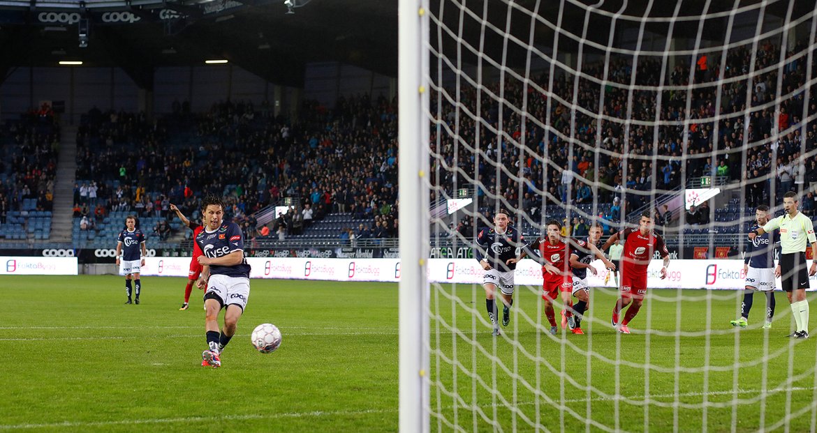 Viking - Brann. Tommy Høiland scorer på straffe og utligner til 1-1. Foto: Tore Fjermestad