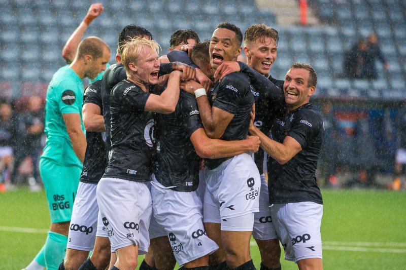 Takk til alle som kom på Stadion i kveld. Fantastisk støtte gjennom en ellevill fotballkamp. Foto: Carina Johansen / NTB
