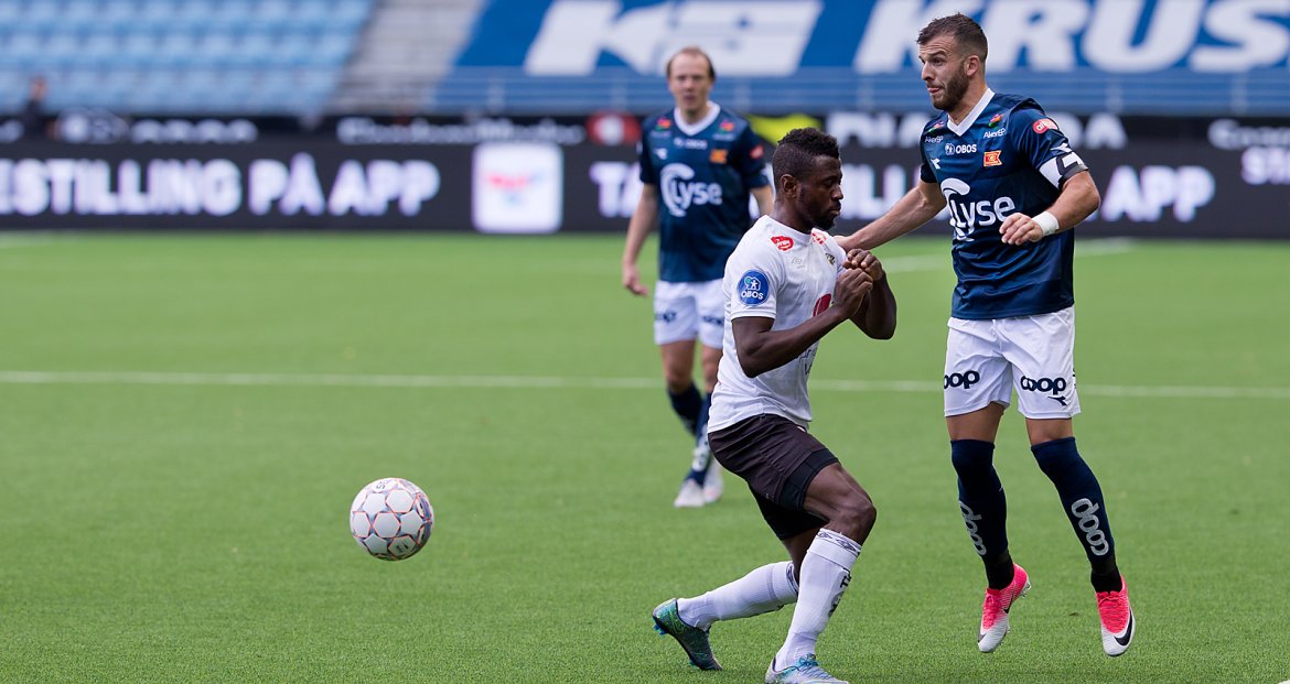 Viking - Sogndal. Sogndal-forsvar stopper Tripic. Foto: Tore Fjermestad
