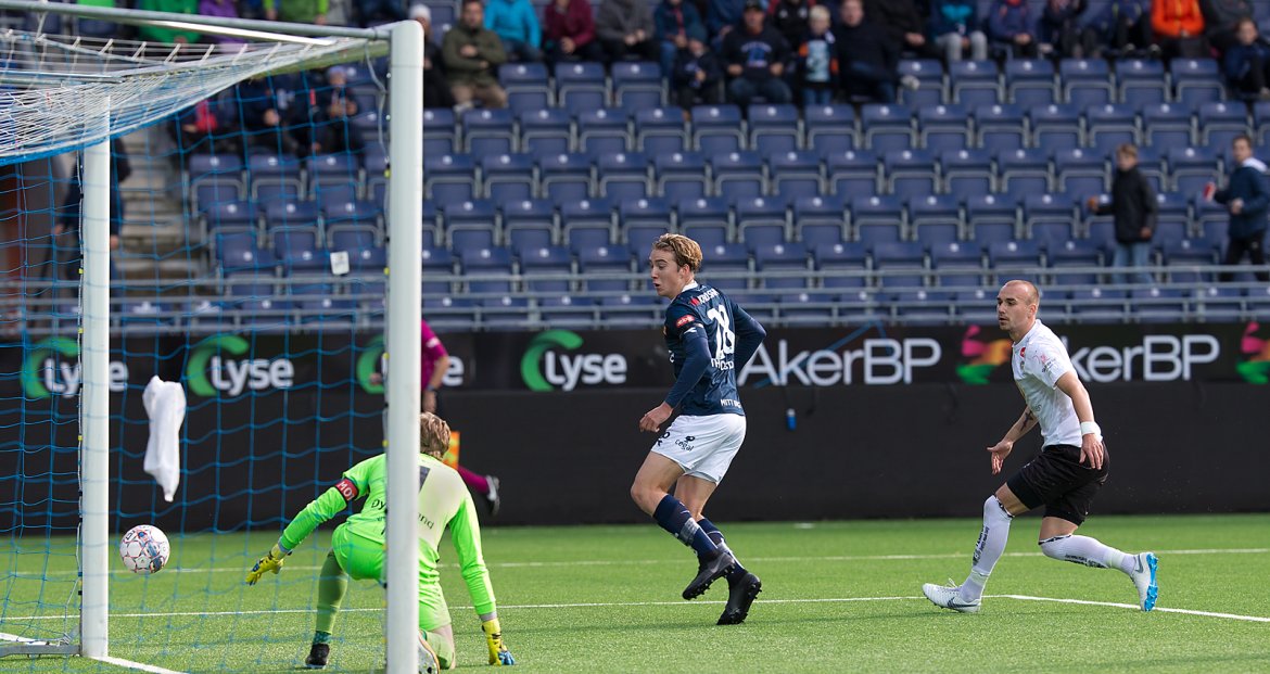 Viking - Sogndal. Kristian Thorstvedt veldig nær scoring, ballen sniker stolpen. Foto: Tore Fjermestad