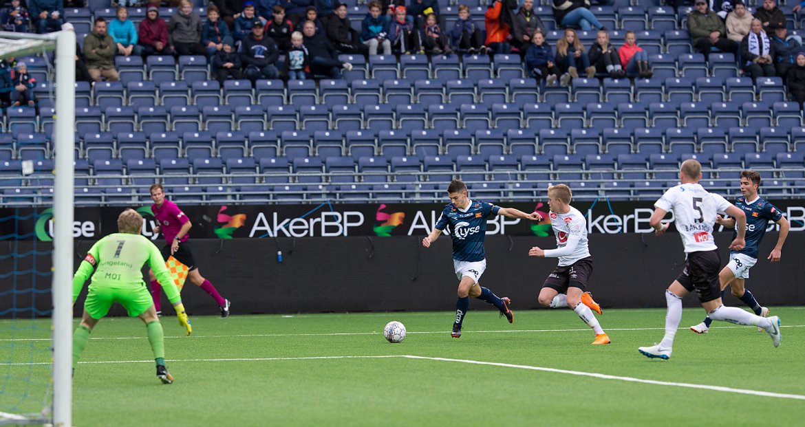 Viking - Sogndal. Ibrahimaj klar for innlegg. Foto: Tore Fjermestad