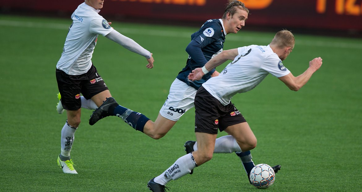 Viking - Sogndal. Kristian Thorstvedt får kontroll på ballen og dunker den mål like etter til 2-0. Foto: Tore Fjermestad