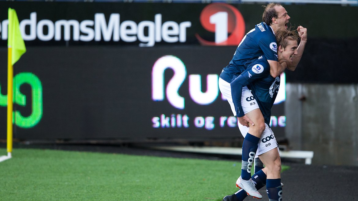 Viking - Sogndal. Kristian Thorstvedt har økt til 2-0 og har Vikstøl hengende på ryggen. Foto: Tore Fjermestad