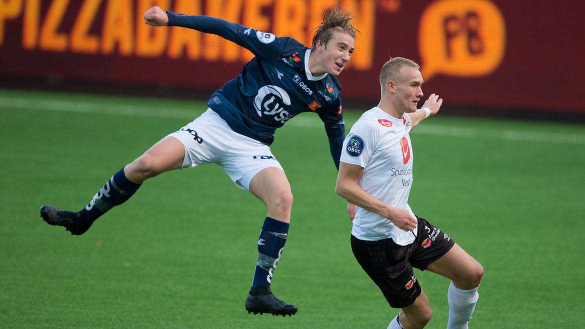 Viking - Sogndal. Kristian Thorstvedt har skutt og ballen dunkes i mål til 2-0. Foto: Tore Fjermestad